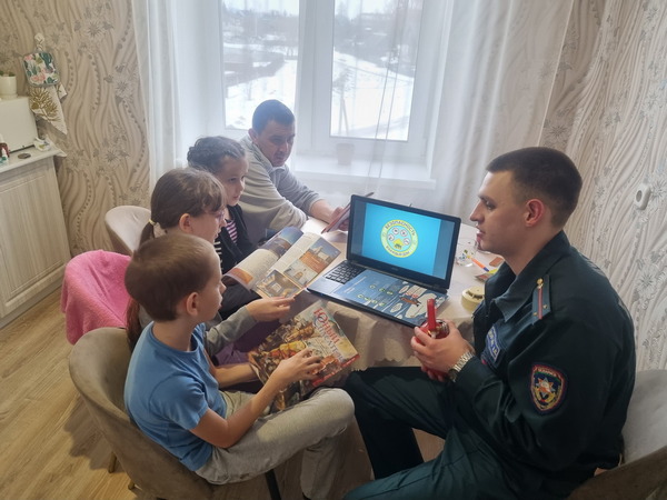 В рамках акции «Безопасность в каждый дом» работники Белыничского РОЧС посетили многодетные семьи