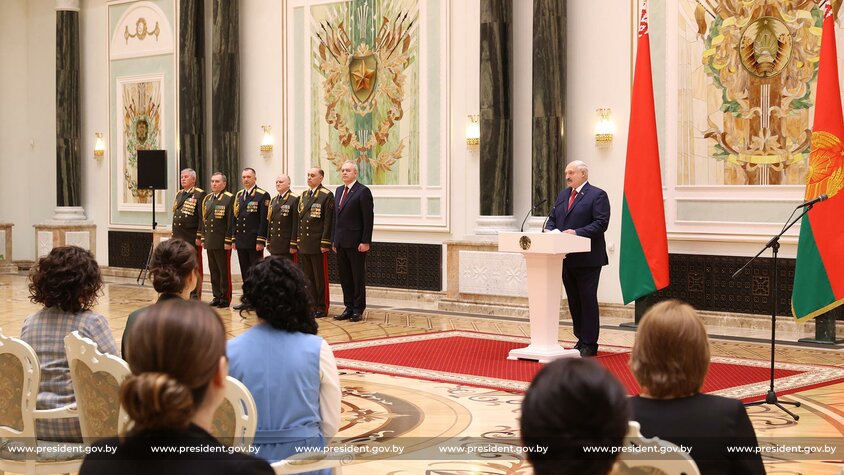 Александр Лукашенко вручил орден II степени “За службу Родине” председателю Госпогранкомитета Анатолию Лаппо