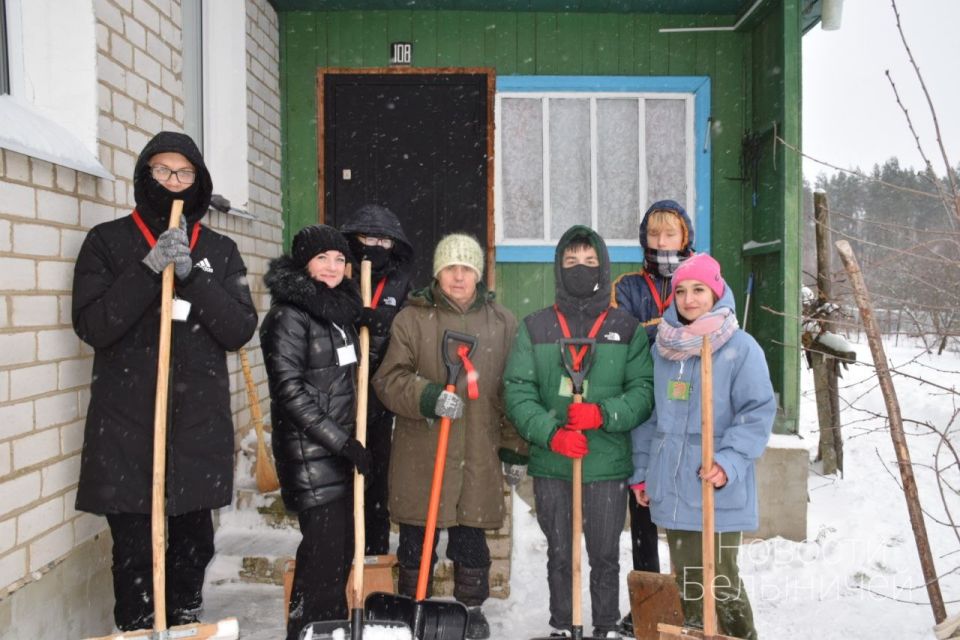 БРСМ помогает одиноким пожилым людям расчищать придомовые территории от снега