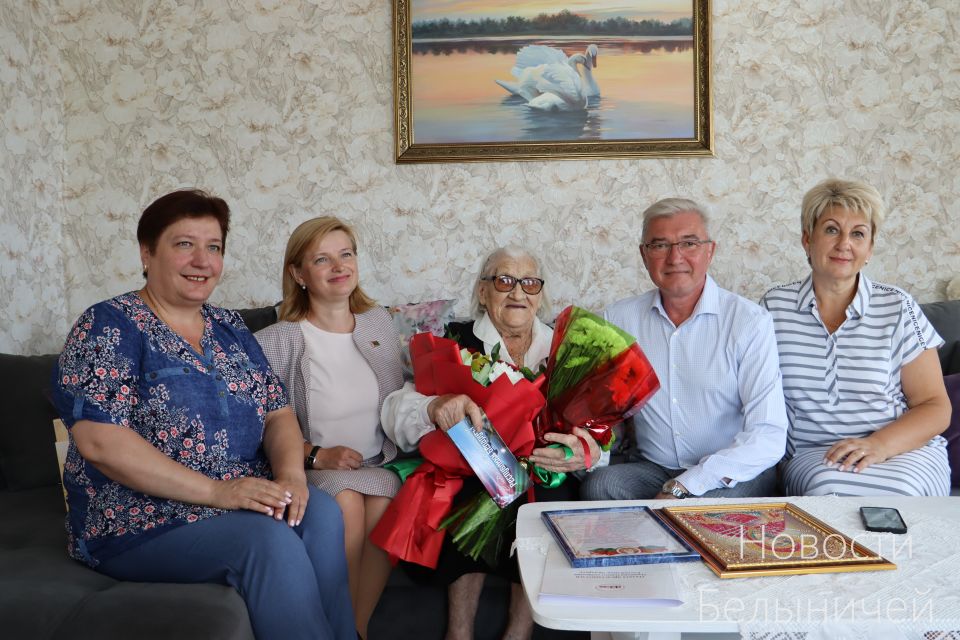 Накануне Дня Независимости труженица тыла Зоя Дмитриева принимала почетных гостей
