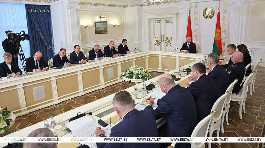 «Сколько мы тратим денег!» Лукашенко поручил скорректировать режим освещения на улицах 