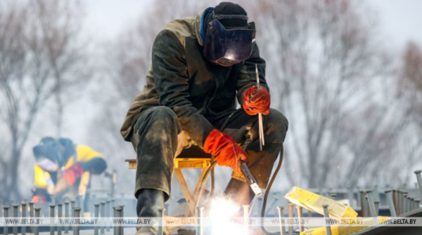 Около 5,3 тыс. км дорог и более 5,6 тыс. погонных метров мостов обновили в Беларуси в 2025 году