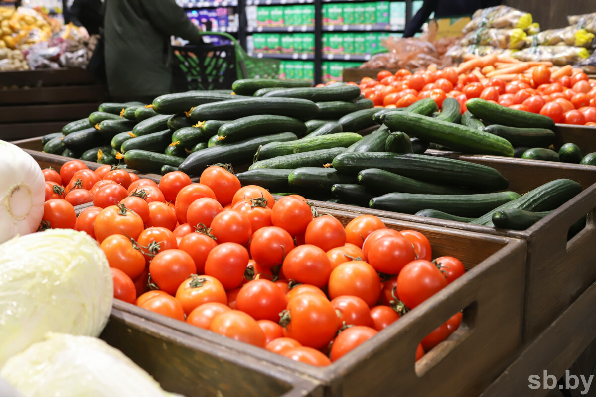 На объектах торговли в Могилеве выявили завышение цен на овощи и просроченные товары