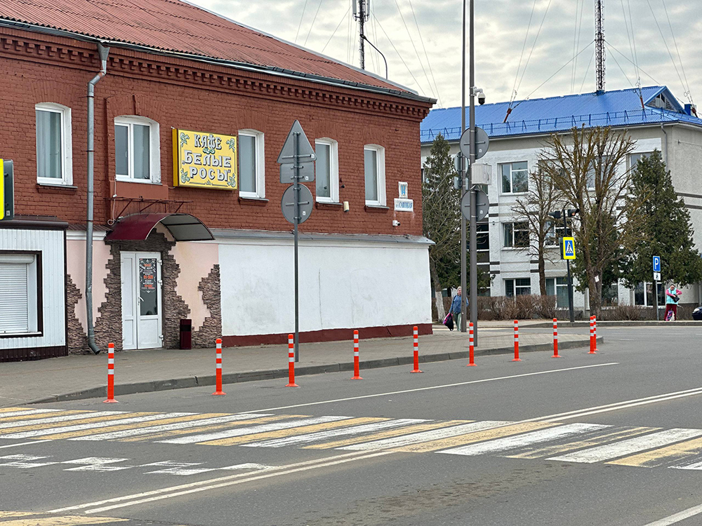 Новые дорожные столбики в Белыничах: безопасность пешеходов или опасность для водителей?