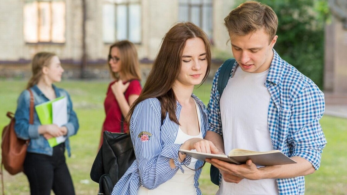 Изменения вступительной кампании в вузы в 2026: платных мест станет меньше.