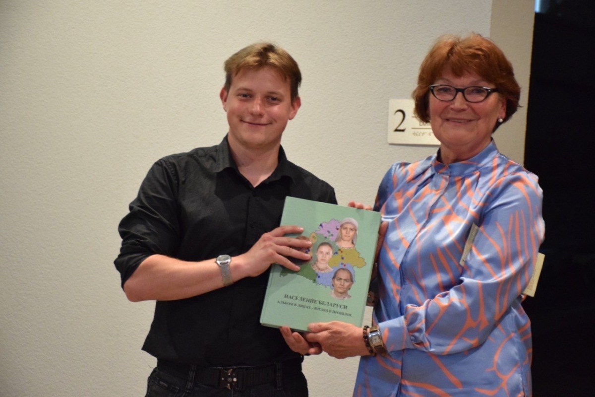 Белыничским школьникам презентовали уникальную книгу «Население Беларуси. Альбом в лицах — взгляд в прошлое»