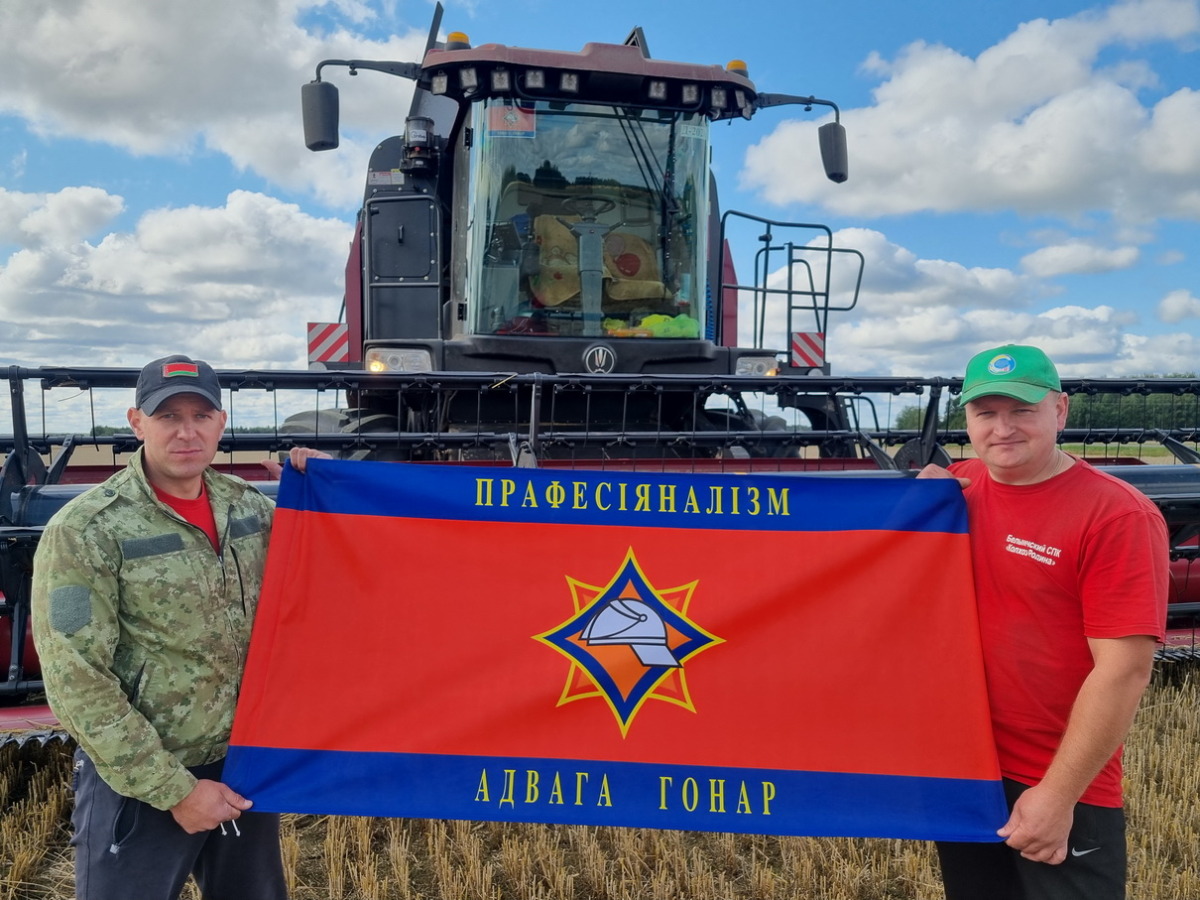 Работники Белыничского РОЧС оказывают помощь аграриям